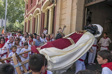 Estella finaliza sus fiestas patronales con el Día de la Abadejada, con los actos tradicionales de este día: la despedida de los gigantes y el XLVIII concurso de ajoarriero. Además, el grupo musical canario Efecto Pasillo protagonizó la 'fiesta joven' de la noche del miércoles.
