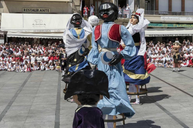 Estella finaliza sus fiestas patronales con el Día de la Abadejada, con los actos tradicionales de este día: la despedida de los gigantes y el XLVIII concurso de ajoarriero. Además, el grupo musical canario Efecto Pasillo protagonizó la 'fiesta joven' de la noche del miércoles.