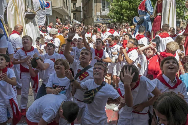 Estella finaliza sus fiestas patronales con el Día de la Abadejada, con los actos tradicionales de este día: la despedida de los gigantes y el XLVIII concurso de ajoarriero. Además, el grupo musical canario Efecto Pasillo protagonizó la 'fiesta joven' de la noche del miércoles.