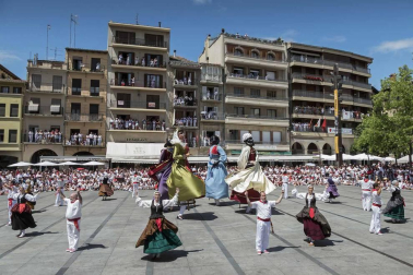 Estella finaliza sus fiestas patronales con el Día de la Abadejada, con los actos tradicionales de este día: la despedida de los gigantes y el XLVIII concurso de ajoarriero. Además, el grupo musical canario Efecto Pasillo protagonizó la 'fiesta joven' de la noche del miércoles.