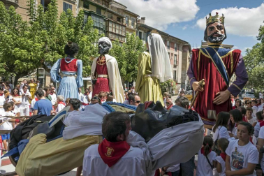 Estella finaliza sus fiestas patronales con el Día de la Abadejada, con los actos tradicionales de este día: la despedida de los gigantes y el XLVIII concurso de ajoarriero. Además, el grupo musical canario Efecto Pasillo protagonizó la 'fiesta joven' de la noche del miércoles.