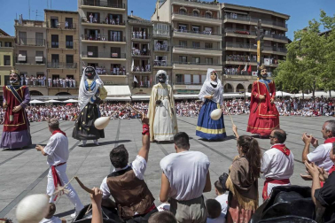 Estella finaliza sus fiestas patronales con el Día de la Abadejada, con los actos tradicionales de este día: la despedida de los gigantes y el XLVIII concurso de ajoarriero. Además, el grupo musical canario Efecto Pasillo protagonizó la 'fiesta joven' de la noche del miércoles.