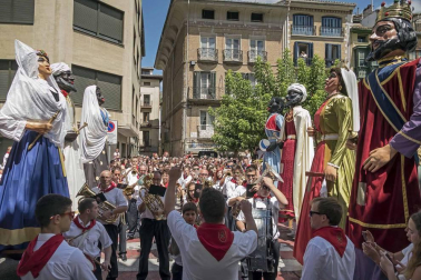 Estella finaliza sus fiestas patronales con el Día de la Abadejada, con los actos tradicionales de este día: la despedida de los gigantes y el XLVIII concurso de ajoarriero. Además, el grupo musical canario Efecto Pasillo protagonizó la 'fiesta joven' de la noche del miércoles.