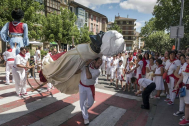 Estella finaliza sus fiestas patronales con el Día de la Abadejada, con los actos tradicionales de este día: la despedida de los gigantes y el XLVIII concurso de ajoarriero. Además, el grupo musical canario Efecto Pasillo protagonizó la 'fiesta joven' de la noche del miércoles.