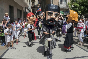 Estella finaliza sus fiestas patronales con el Día de la Abadejada, con los actos tradicionales de este día: la despedida de los gigantes y el XLVIII concurso de ajoarriero. Además, el grupo musical canario Efecto Pasillo protagonizó la 'fiesta joven' de la noche del miércoles.