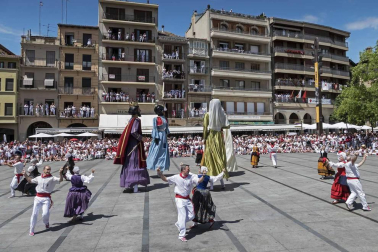 Estella finaliza sus fiestas patronales con el Día de la Abadejada, con los actos tradicionales de este día: la despedida de los gigantes y el XLVIII concurso de ajoarriero. Además, el grupo musical canario Efecto Pasillo protagonizó la 'fiesta joven' de la noche del miércoles.