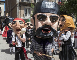 Estella finaliza sus fiestas patronales con el Día de la Abadejada, con los actos tradicionales de este día: la despedida de los gigantes y el XLVIII concurso de ajoarriero. Además, el grupo musical canario Efecto Pasillo protagonizó la 'fiesta joven' de la noche del miércoles.