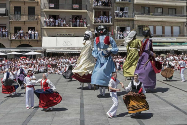 Estella finaliza sus fiestas patronales con el Día de la Abadejada, con los actos tradicionales de este día: la despedida de los gigantes y el XLVIII concurso de ajoarriero. Además, el grupo musical canario Efecto Pasillo protagonizó la 'fiesta joven' de la noche del miércoles.