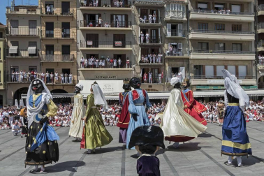 Estella finaliza sus fiestas patronales con el Día de la Abadejada, con los actos tradicionales de este día: la despedida de los gigantes y el XLVIII concurso de ajoarriero. Además, el grupo musical canario Efecto Pasillo protagonizó la 'fiesta joven' de la noche del miércoles.