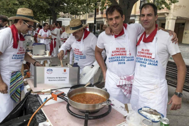 Estella finaliza sus fiestas patronales con el Día de la Abadejada, con los actos tradicionales de este día: la despedida de los gigantes y el XLVIII concurso de ajoarriero. Además, el grupo musical canario Efecto Pasillo protagonizó la 'fiesta joven' de la noche del miércoles.