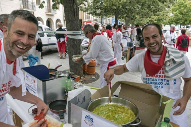 Estella finaliza sus fiestas patronales con el Día de la Abadejada, con los actos tradicionales de este día: la despedida de los gigantes y el XLVIII concurso de ajoarriero. Además, el grupo musical canario Efecto Pasillo protagonizó la 'fiesta joven' de la noche del miércoles.