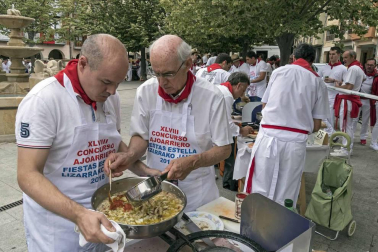 Estella finaliza sus fiestas patronales con el Día de la Abadejada, con los actos tradicionales de este día: la despedida de los gigantes y el XLVIII concurso de ajoarriero. Además, el grupo musical canario Efecto Pasillo protagonizó la 'fiesta joven' de la noche del miércoles.