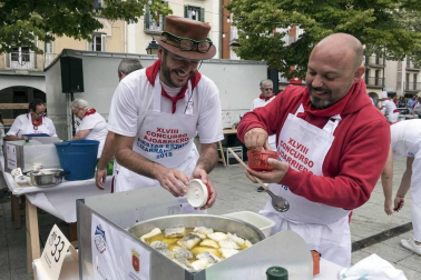 Estella finaliza sus fiestas patronales con el Día de la Abadejada, con los actos tradicionales de este día: la despedida de los gigantes y el XLVIII concurso de ajoarriero. Además, el grupo musical canario Efecto Pasillo protagonizó la 'fiesta joven' de la noche del miércoles.