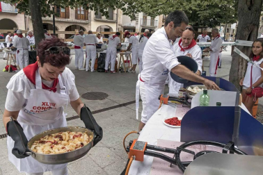 Estella finaliza sus fiestas patronales con el Día de la Abadejada, con los actos tradicionales de este día: la despedida de los gigantes y el XLVIII concurso de ajoarriero. Además, el grupo musical canario Efecto Pasillo protagonizó la 'fiesta joven' de la noche del miércoles.