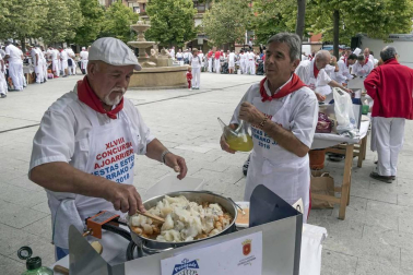 Estella finaliza sus fiestas patronales con el Día de la Abadejada, con los actos tradicionales de este día: la despedida de los gigantes y el XLVIII concurso de ajoarriero. Además, el grupo musical canario Efecto Pasillo protagonizó la 'fiesta joven' de la noche del miércoles.
