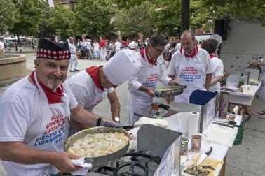 Estella finaliza sus fiestas patronales con el Día de la Abadejada, con los actos tradicionales de este día: la despedida de los gigantes y el XLVIII concurso de ajoarriero. Además, el grupo musical canario Efecto Pasillo protagonizó la 'fiesta joven' de la noche del miércoles.