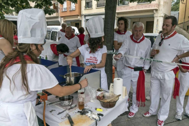 Estella finaliza sus fiestas patronales con el Día de la Abadejada, con los actos tradicionales de este día: la despedida de los gigantes y el XLVIII concurso de ajoarriero. Además, el grupo musical canario Efecto Pasillo protagonizó la 'fiesta joven' de la noche del miércoles.