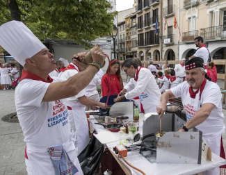 Estella finaliza sus fiestas patronales con el Día de la Abadejada, con los actos tradicionales de este día: la despedida de los gigantes y el XLVIII concurso de ajoarriero. Además, el grupo musical canario Efecto Pasillo protagonizó la 'fiesta joven' de la noche del miércoles.