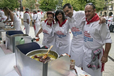 Estella finaliza sus fiestas patronales con el Día de la Abadejada, con los actos tradicionales de este día: la despedida de los gigantes y el XLVIII concurso de ajoarriero. Además, el grupo musical canario Efecto Pasillo protagonizó la 'fiesta joven' de la noche del miércoles.