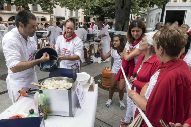 Estella finaliza sus fiestas patronales con el Día de la Abadejada, con los actos tradicionales de este día: la despedida de los gigantes y el XLVIII concurso de ajoarriero. Además, el grupo musical canario Efecto Pasillo protagonizó la 'fiesta joven' de la noche del miércoles.