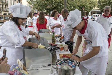 Estella finaliza sus fiestas patronales con el Día de la Abadejada, con los actos tradicionales de este día: la despedida de los gigantes y el XLVIII concurso de ajoarriero. Además, el grupo musical canario Efecto Pasillo protagonizó la 'fiesta joven' de la noche del miércoles.