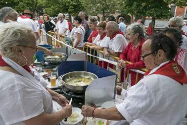 Estella finaliza sus fiestas patronales con el Día de la Abadejada, con los actos tradicionales de este día: la despedida de los gigantes y el XLVIII concurso de ajoarriero. Además, el grupo musical canario Efecto Pasillo protagonizó la 'fiesta joven' de la noche del miércoles.