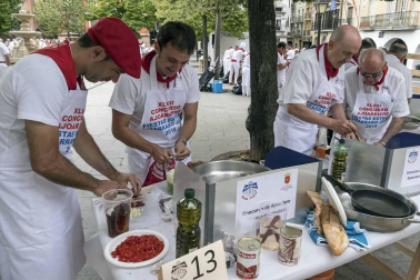 Estella finaliza sus fiestas patronales con el Día de la Abadejada, con los actos tradicionales de este día: la despedida de los gigantes y el XLVIII concurso de ajoarriero. Además, el grupo musical canario Efecto Pasillo protagonizó la 'fiesta joven' de la noche del miércoles.