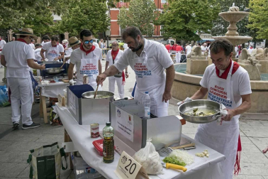 Estella finaliza sus fiestas patronales con el Día de la Abadejada, con los actos tradicionales de este día: la despedida de los gigantes y el XLVIII concurso de ajoarriero. Además, el grupo musical canario Efecto Pasillo protagonizó la 'fiesta joven' de la noche del miércoles.