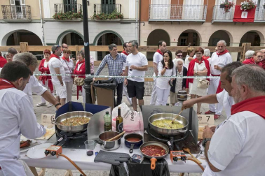 Estella finaliza sus fiestas patronales con el Día de la Abadejada, con los actos tradicionales de este día: la despedida de los gigantes y el XLVIII concurso de ajoarriero. Además, el grupo musical canario Efecto Pasillo protagonizó la 'fiesta joven' de la noche del miércoles.