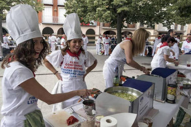Estella finaliza sus fiestas patronales con el Día de la Abadejada, con los actos tradicionales de este día: la despedida de los gigantes y el XLVIII concurso de ajoarriero. Además, el grupo musical canario Efecto Pasillo protagonizó la 'fiesta joven' de la noche del miércoles.