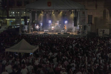 Estella finaliza sus fiestas patronales con el Día de la Abadejada, con los actos tradicionales de este día: la despedida de los gigantes y el XLVIII concurso de ajoarriero. Además, el grupo musical canario Efecto Pasillo protagonizó la 'fiesta joven' de la noche del miércoles.