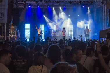 Estella finaliza sus fiestas patronales con el Día de la Abadejada, con los actos tradicionales de este día: la despedida de los gigantes y el XLVIII concurso de ajoarriero. Además, el grupo musical canario Efecto Pasillo protagonizó la 'fiesta joven' de la noche del miércoles.