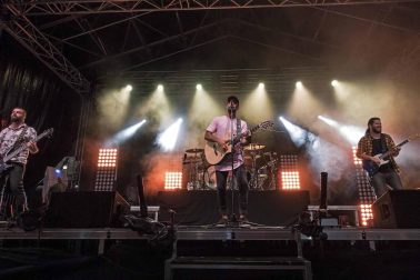 Estella finaliza sus fiestas patronales con el Día de la Abadejada, con los actos tradicionales de este día: la despedida de los gigantes y el XLVIII concurso de ajoarriero. Además, el grupo musical canario Efecto Pasillo protagonizó la 'fiesta joven' de la noche del miércoles.