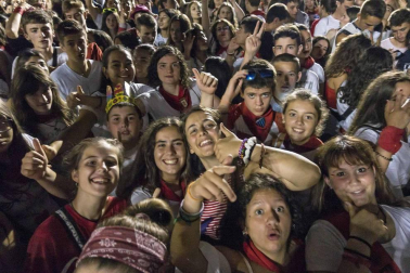 Estella finaliza sus fiestas patronales con el Día de la Abadejada, con los actos tradicionales de este día: la despedida de los gigantes y el XLVIII concurso de ajoarriero. Además, el grupo musical canario Efecto Pasillo protagonizó la 'fiesta joven' de la noche del miércoles.