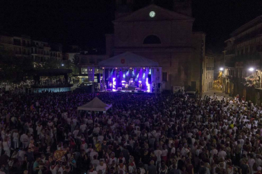Estella finaliza sus fiestas patronales con el Día de la Abadejada, con los actos tradicionales de este día: la despedida de los gigantes y el XLVIII concurso de ajoarriero. Además, el grupo musical canario Efecto Pasillo protagonizó la 'fiesta joven' de la noche del miércoles.
