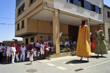 Misa, pasacalles con gigantes y comida por el Día del Jubilado en las fiestas de Funes