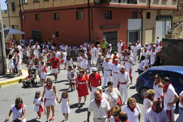 Misa, pasacalles con gigantes y comida por el Día del Jubilado en las fiestas de Funes