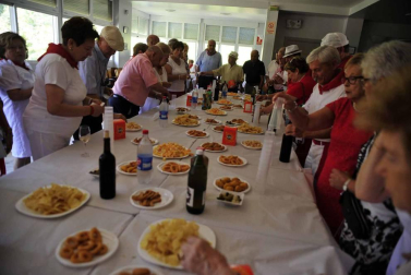 Misa, pasacalles con gigantes y comida por el Día del Jubilado en las fiestas de Funes