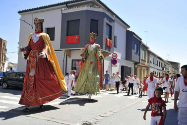 Misa, pasacalles con gigantes y comida por el Día del Jubilado en las fiestas de Funes