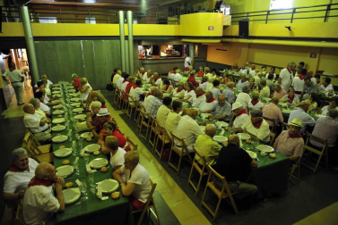 Misa, pasacalles con gigantes y comida por el Día del Jubilado en las fiestas de Funes