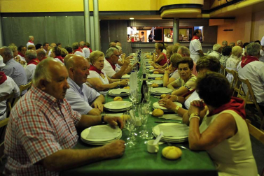 Misa, pasacalles con gigantes y comida por el Día del Jubilado en las fiestas de Funes