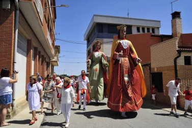 Misa, pasacalles con gigantes y comida por el Día del Jubilado en las fiestas de Funes