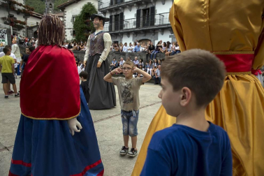 Gabriel Saralegui fue el encargado de prender la mecha que dio comienzo este viernes, 10 de agosto, a las fiestas de Leitza 2018.