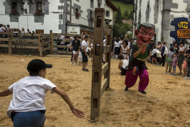 Gabriel Saralegui fue el encargado de prender la mecha que dio comienzo este viernes, 10 de agosto, a las fiestas de Leitza 2018.