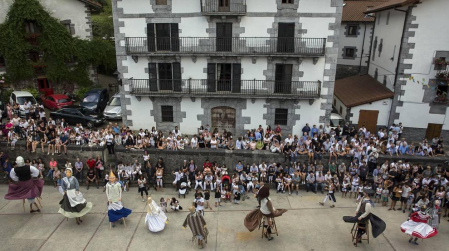 Gabriel Saralegui fue el encargado de prender la mecha que dio comienzo este viernes, 10 de agosto, a las fiestas de Leitza 2018.