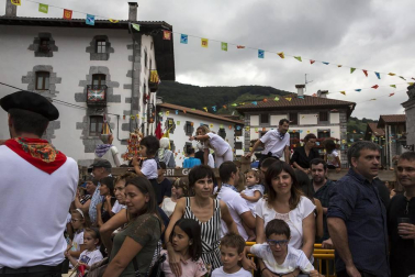 Gabriel Saralegui fue el encargado de prender la mecha que dio comienzo este viernes, 10 de agosto, a las fiestas de Leitza 2018.