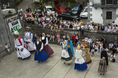 Gabriel Saralegui fue el encargado de prender la mecha que dio comienzo este viernes, 10 de agosto, a las fiestas de Leitza 2018.