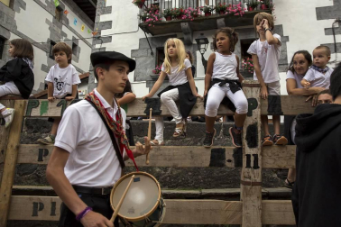 Gabriel Saralegui fue el encargado de prender la mecha que dio comienzo este viernes, 10 de agosto, a las fiestas de Leitza 2018.