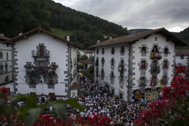 Gabriel Saralegui fue el encargado de prender la mecha que dio comienzo este viernes, 10 de agosto, a las fiestas de Leitza 2018.
