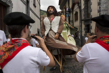 Gabriel Saralegui fue el encargado de prender la mecha que dio comienzo este viernes, 10 de agosto, a las fiestas de Leitza 2018.